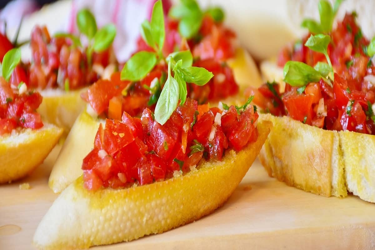 Bruschetta com tomate e manjericão – Aprenda esta deliciosa receita clássica italiana Foto: Pixabay