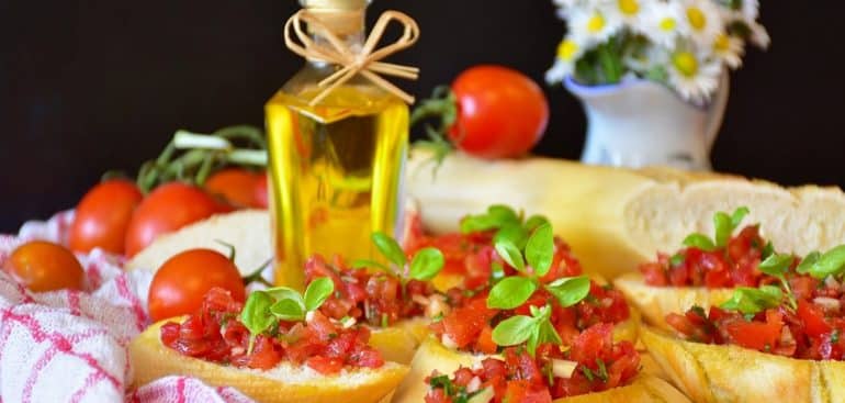 Bruschetta com tomate e manjericão – Aprenda esta deliciosa receita clássica italiana Foto: Pixabay