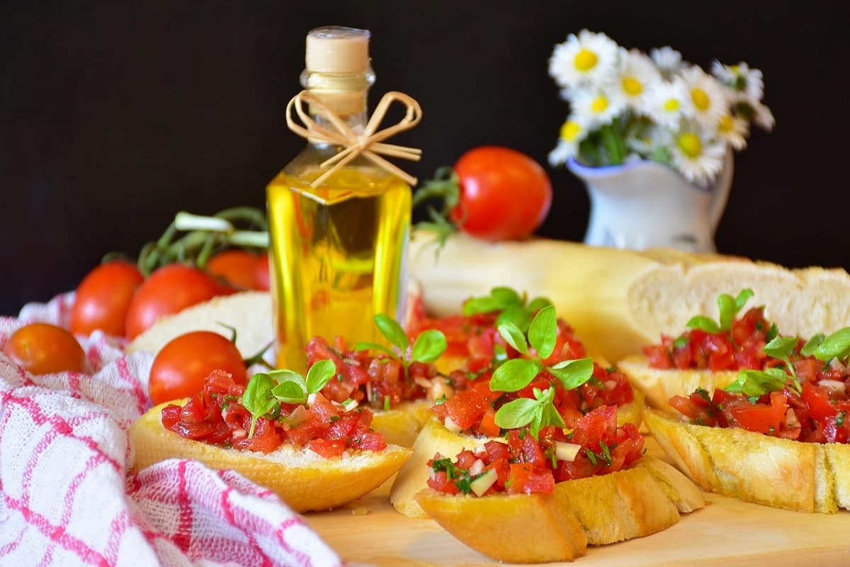 Bruschetta com tomate e manjericão – Aprenda esta deliciosa receita ...