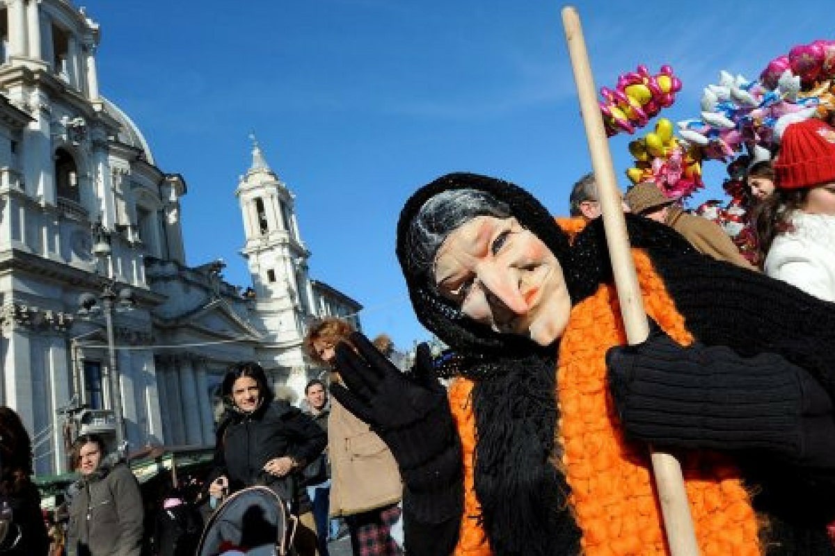 🧙🏻‍♀️🇮🇹 Você sabia que hoje é feriado na Itália? Dia 06 de janeiro eles  comemoram a Epifania, ou também conhecida lá com o dia da Befana. É quando  eles