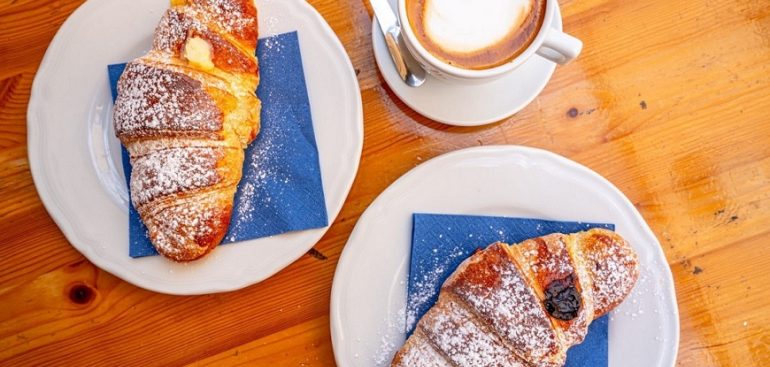 Granita típica de café siciliano com creme de perto