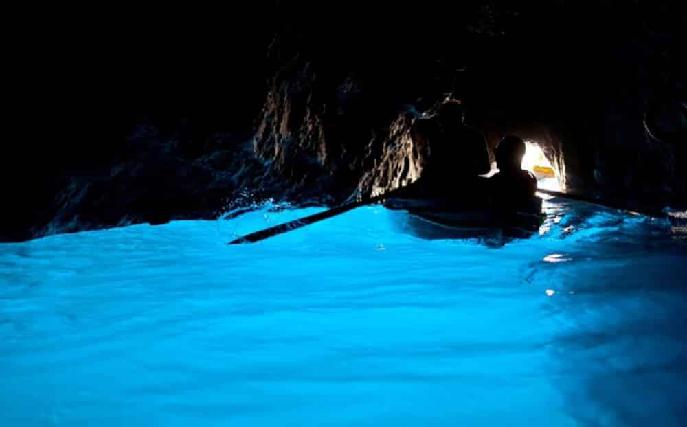 Gruta Azul Ilha de Capri – Atração turística na Itália que esbanja belas paisagens Foto: Freepik