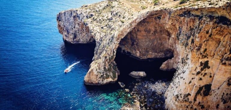Gruta Azul Ilha de Capri – Atração turística na Itália que esbanja belas paisagens Foto: Freepik