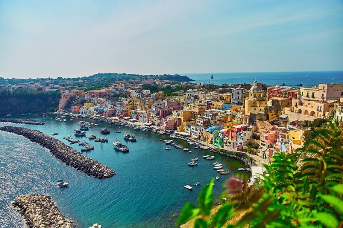 Procida, o fascínio da ilha pitoresca no Golfo de Nápoles - Benini ...