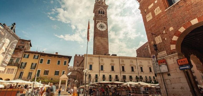 Piazza Delle Erbe, o antigo Fórum Romano de Verona é uma das principais atrações turísticas Foto: Freepik