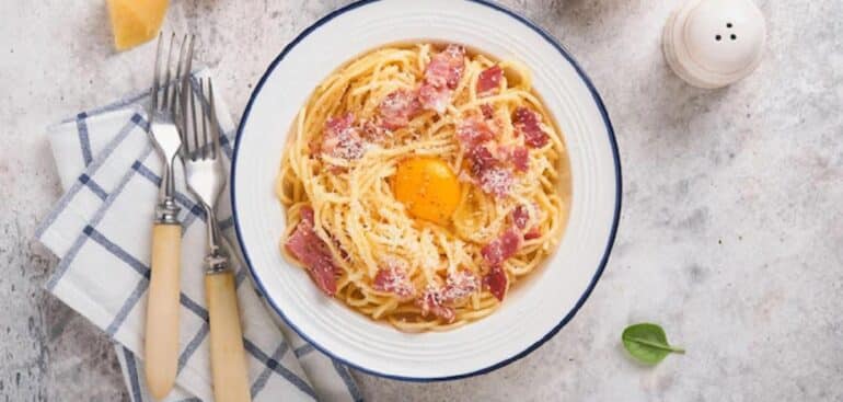 Prepare um dos pratos mais amados da Itália: Pasta Alla Carbonara! Foto: Freepik