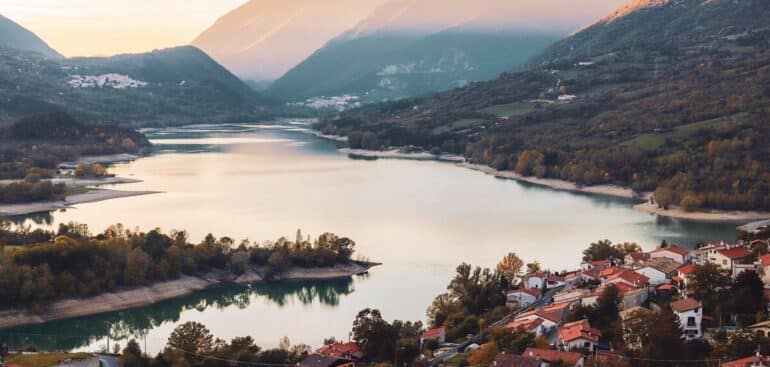 Villetta Barrea, Abruzzo – Essa vila é um destino ideal para amantes da natureza e das montanhas Foto: String Fixer