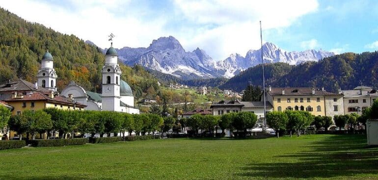 Comuna de Agordo, na província de Belluno, em Vêneto – Destino cercada por montanhas imponentes Foto: Wikimedia