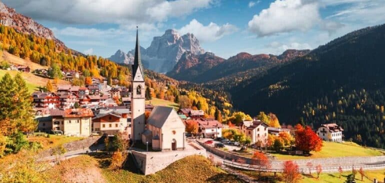 Província de Belluno, em Vêneto, Itália – Região cercada de montanhas e picos das Dolomitas Foto: Freepik