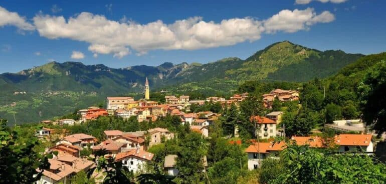 Comuna de Altíssimo, na província de Vicenza, em Vêneto – Aprecie sua paisagem encantadora das colinas verdejantes Foto: Mapio