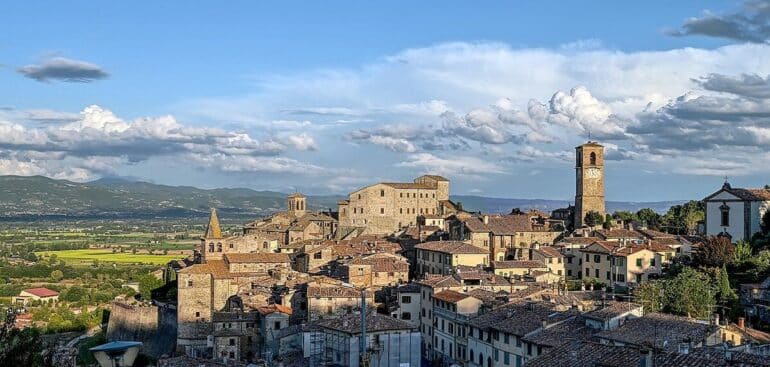 Comuna de Angiori, na província de Verona, em Vêneto – Visite as vinhas e os olivais de suas paisagens rurais Foto: Wikimedia